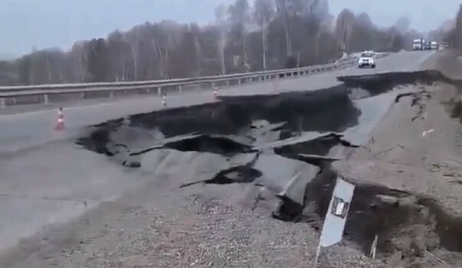 Участок трассы обрушился в Кемеровской области