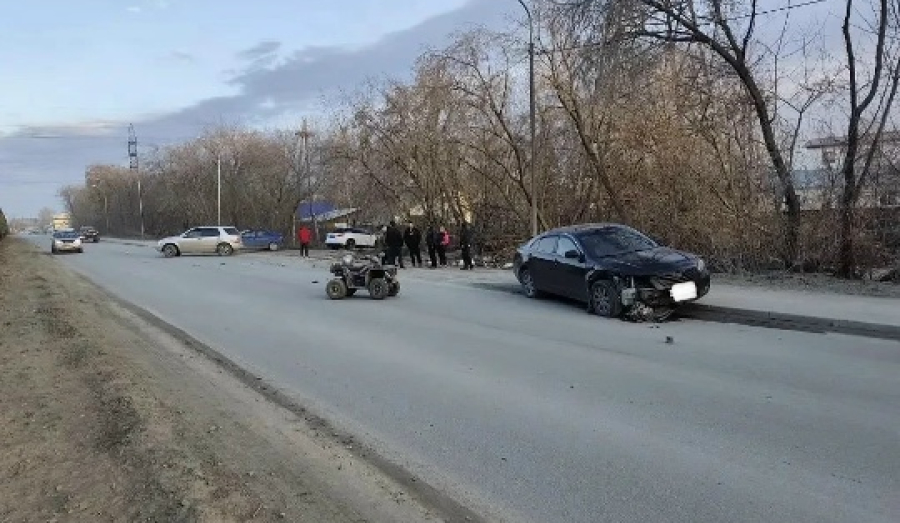 Две девочки на квадроцикле врезались в машину
