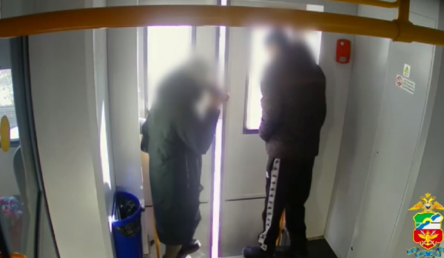 В электричке 18-летний парень ударил пассажира ножом в бок