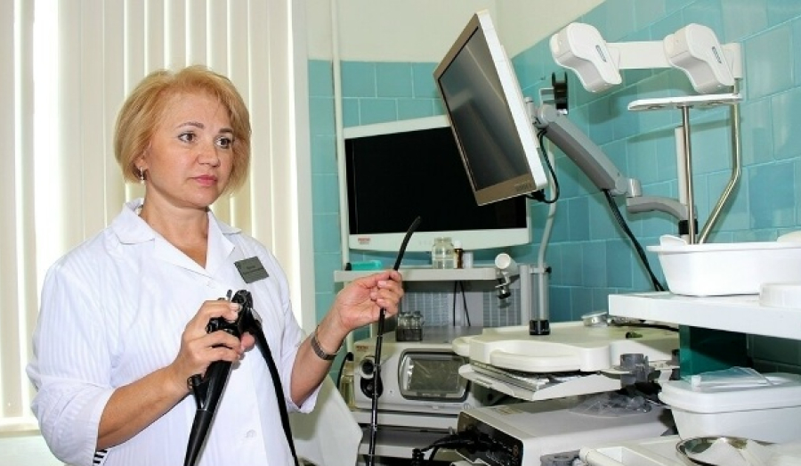 Новосибирские врачи извлекли иглу из желудка школьницы