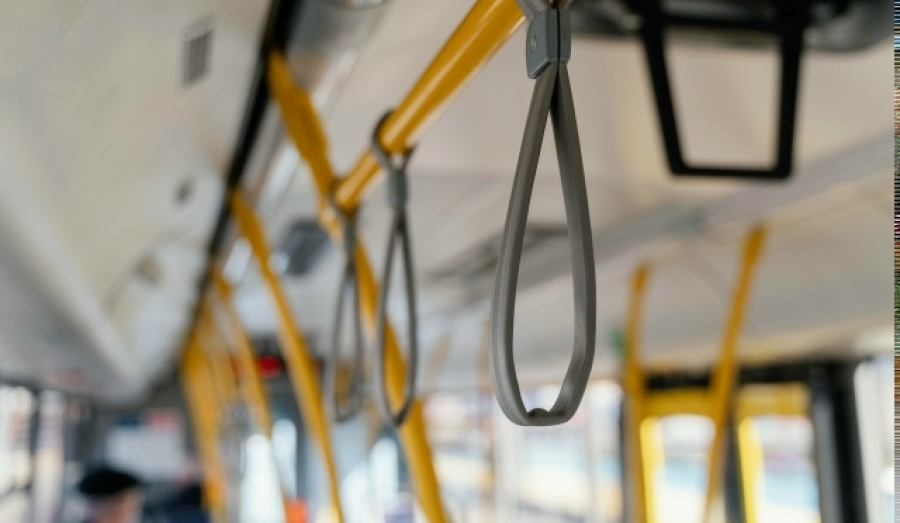 В Новосибирске женщину зажало дверьми автобуса при попытке помочь ребенку