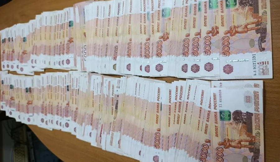 Иностранец пытался вывезти 2,8 млн рублей из Новосибирска