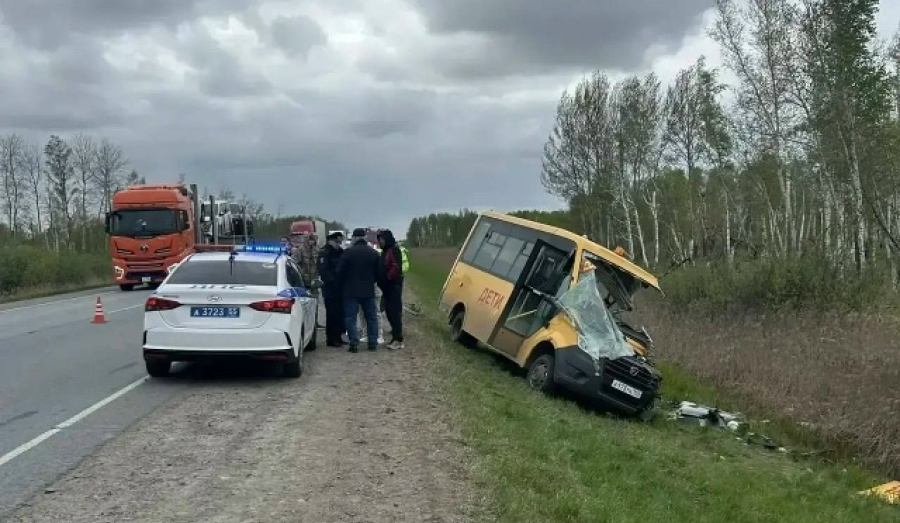 В ДТП со школьным автобусом в Омской области погиб один ребенок