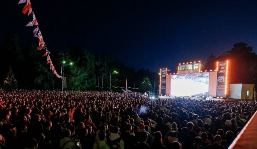 Дискотека под открытым небом в Первомайском сквере