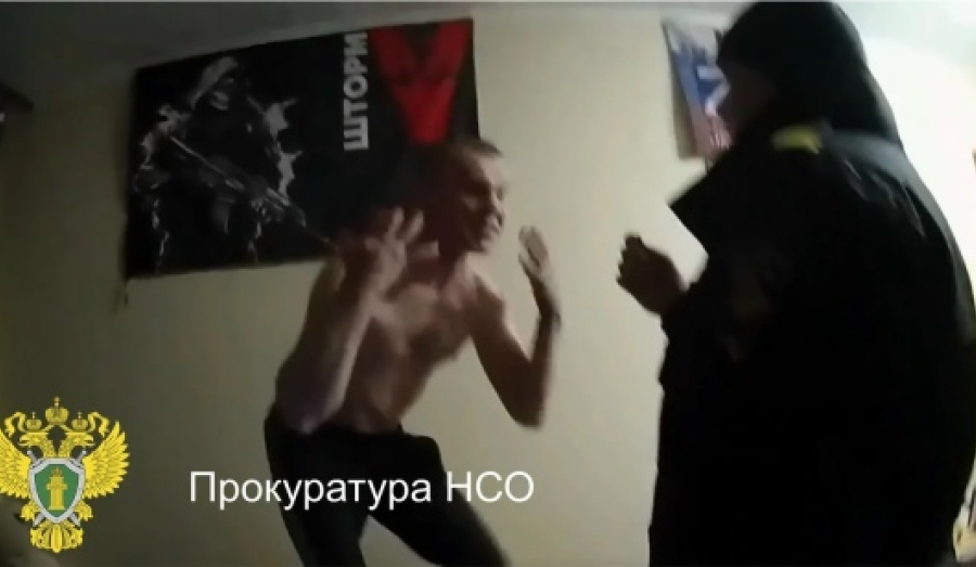 Пьяный новосибирец с битой и ножом напал на полицейских