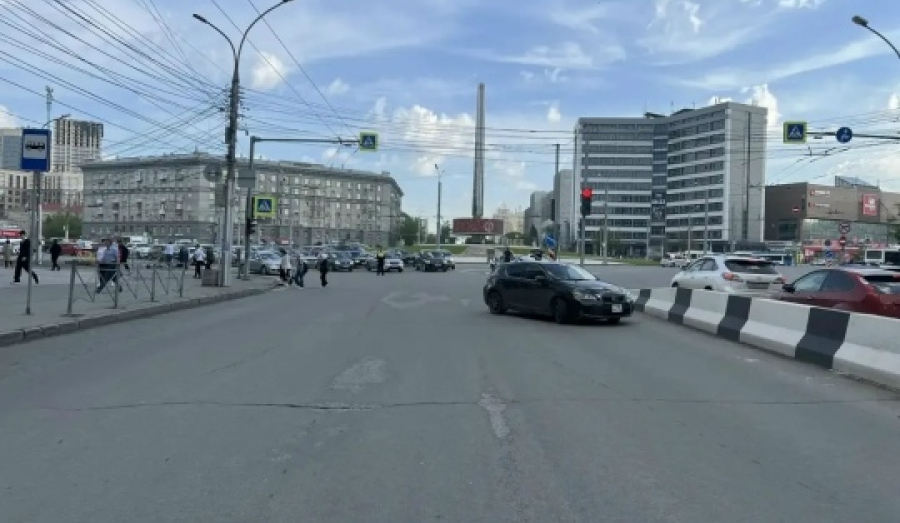 Водитель Лексуса сбил двух пешеходов на площади Калинина