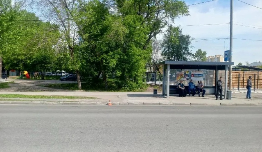 В Новосибирске мужчина и ребенок выпали из автобуса