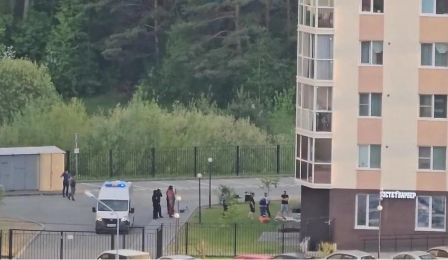 Мужчина погиб при падении с 7 этажа в Кировском районе