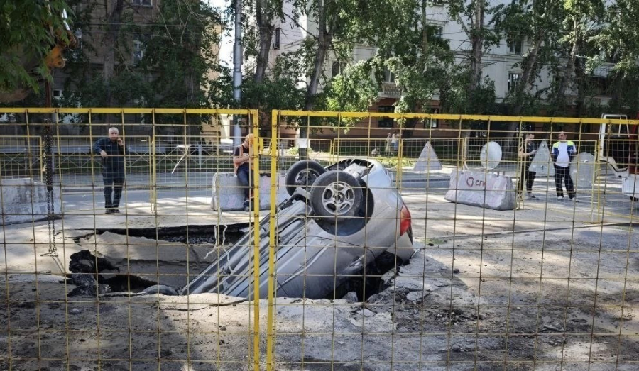 Автомобиль провалился в яму в центре Новосибирска