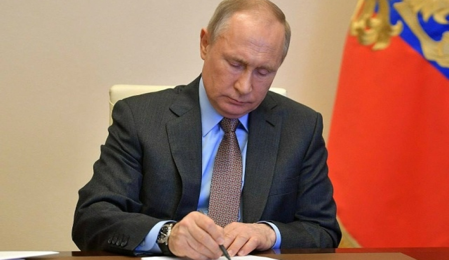 Путин подписал закон об аресте имущества россиян за границей