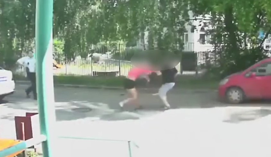 Новосибирец на глазах у прохожих ударил знакомую ножом