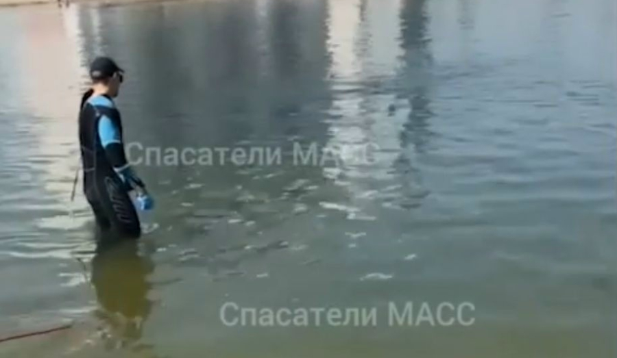 В Новосибирске водолазы достали тело мужчины из "озера смерти"