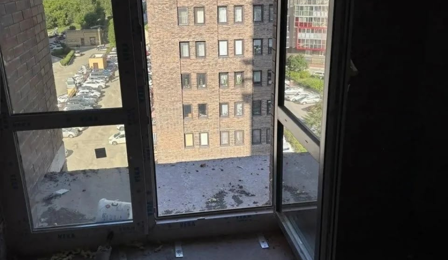 Рабочий погиб при установке окон в Новосибирске