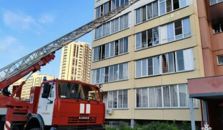 Спасатели МЧС эвакуировали 13 человек на пожаре в Новосибирске