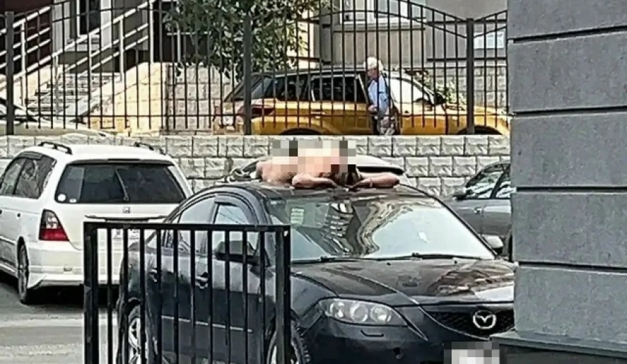 Голая женщина легла загорать на крышу автомобиля