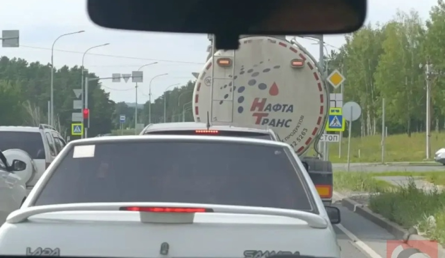 Новосибирцы гоняются за бензовозами
