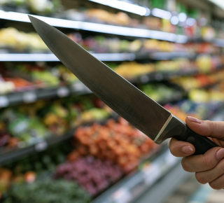 Девушка с ножом и шприцем нападала на продавцов в Новосибирске