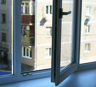В Бердске 5-летняя девочка выпала из окна четвертого этажа
