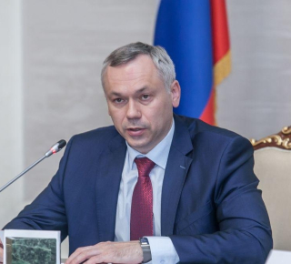 Губернатор НСО потребовал ускорить подключение горячей воды