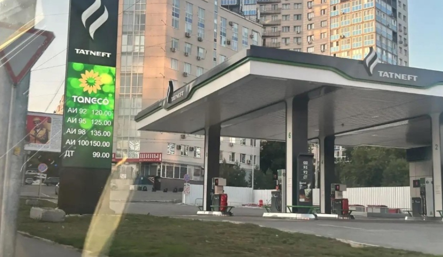 В Новосибирске бензин АИ-100 продаётся по 150 рублей за литр