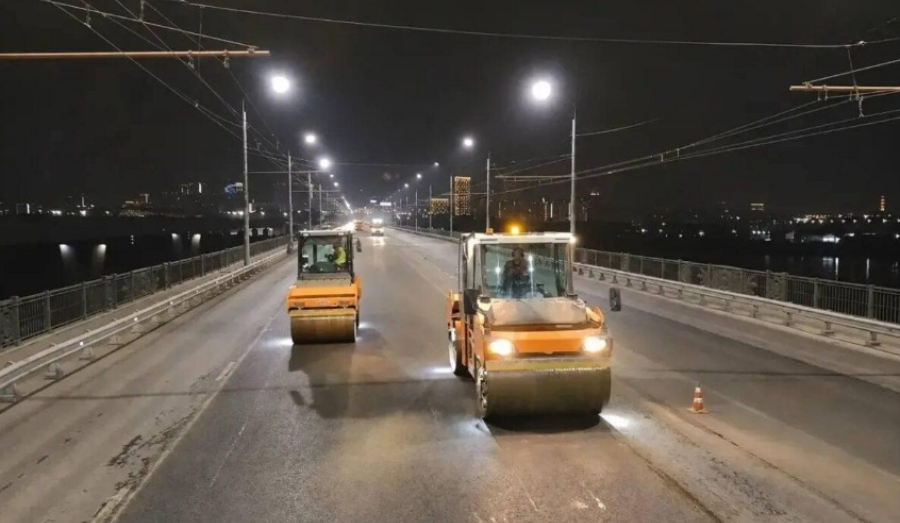 Обновление асфальта на Октябрьском мосту завершается