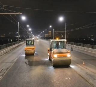 Обновление асфальта на Октябрьском мосту завершается