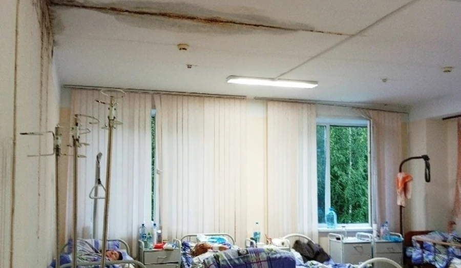 В Новосибирской больнице после дождя затопило палату