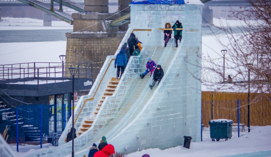 Ледовый городок на Михайловской набережной