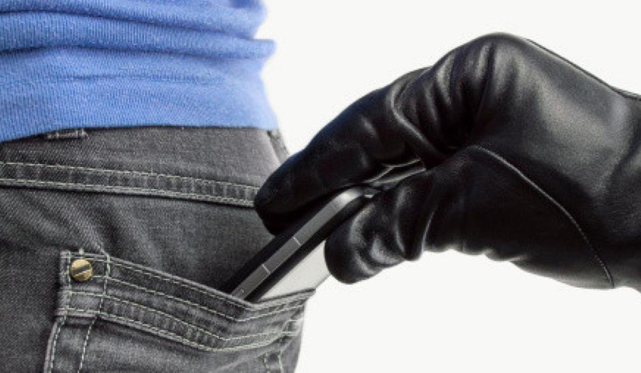 В Октябрьском районе задержан мужчина, укравший телефон во время осмотра перед покупкой