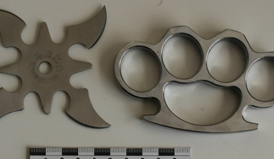 Сюрикен и кастет изъяли у пассажирки в аэропорту «Толмачёво»