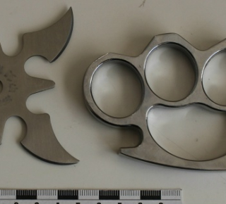 Сюрикен и кастет изъяли у пассажирки в аэропорту «Толмачёво»