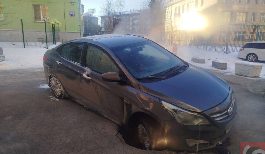 В Новосибирске машина провалилась под асфальт 