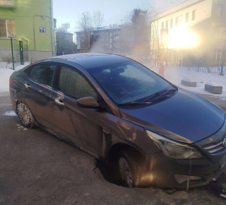 В Новосибирске машина провалилась под асфальт 