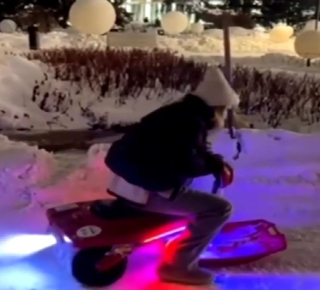 Снегокаты в Первомайском сквере: новая угроза для пешеходов