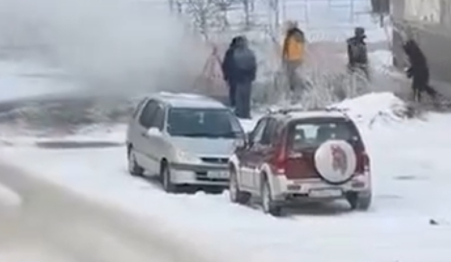 Дети играют у кипящего котлована в Новосибирске