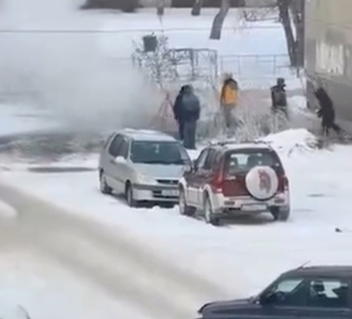 Дети играют у кипящего котлована в Новосибирске