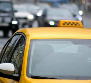 Новосибирский таксист залил «перцем» семейную пару из-за отмененной поездки