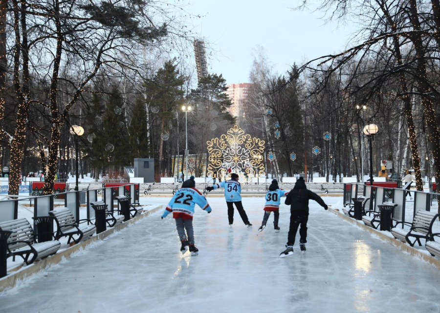 В Новосибирске открылись первые катки