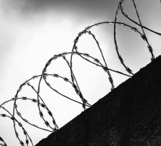 Новосибирский заключенный устроил надзирателю «душ» и пригрозил изнасилованием